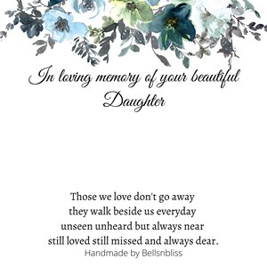 Op de afbeelding: Een herdenkingskaart met aquarel bloemaccenten in blauw- en groentinten. De tekst luidt: "In loving memory of your beautiful Daughter." Daaronder staat een gedicht over herinnering. Handgemaakt door Bellsnbliss.