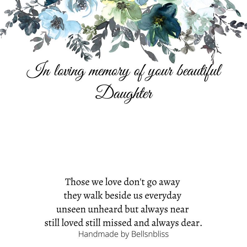 Op de afbeelding: Een herdenkingskaart met aquarel bloemaccenten in blauw- en groentinten. De tekst luidt: "In loving memory of your beautiful Daughter." Daaronder staat een gedicht over herinnering. Handgemaakt door Bellsnbliss.