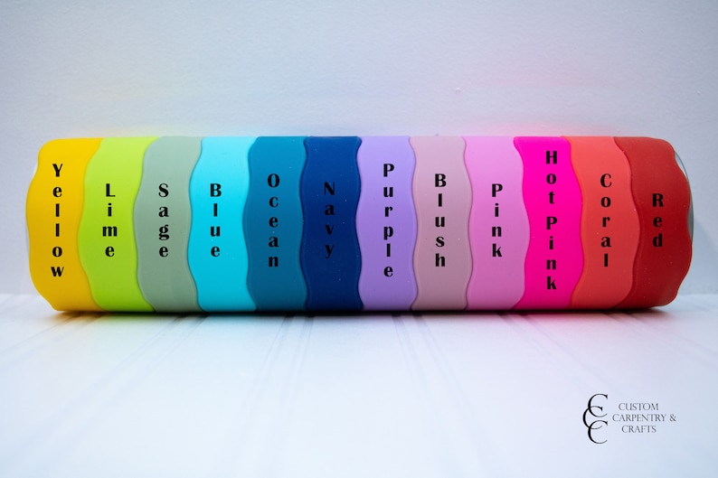 Puede incluir: Una fila de 12 vasos de silicona de colores con los nombres de cada color impresos en la parte delantera. Los colores son amarillo, lima, salvia, azul, oc&eacute;ano, azul marino, morado, rubor, rosa, rosa intenso, coral y rojo.