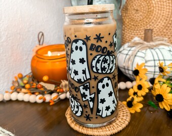 Cute Black and White Ghosts Beer Can Glass, Iced Coffee Glass, 16oz 20oz Libbey Glass, Bamboo Lid, Fall Glass Can, Halloween Glass Can