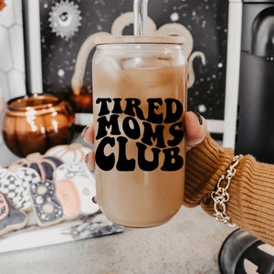 Tired Moms Club, Momma Needs Coffee, Mom Life, Mom Glass, Mom Gift, Mom Glass Can, Retro Mom, Iced Coffee, Coffee Glass, Baby Shower Gift