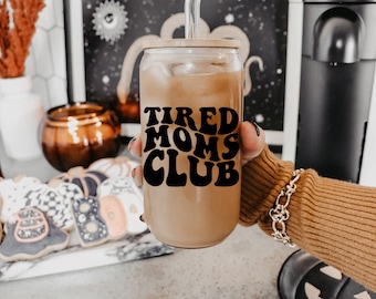 Tired Moms Club, Momma Needs Coffee, Mom Life, Mom Glass, Mom Gift, Mom Glass Can, Retro Mom, Iced Coffee, Coffee Glass, Baby Shower Gift