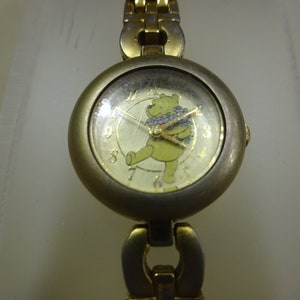 Vintage Disney Pooh Watch/Pooh With Flowers Watch/Pooh Watch/Vintage Disney Watch/ Winnie the Pooh Watch/ Vintage Pooh Watch/ 1980s Watch