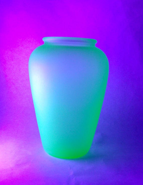 ウランガラスの花瓶 Amazon.co.jp: スペイン製 ウランガラス 花瓶 ガラス 緑 小物