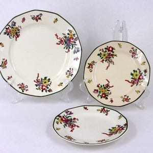 3 Teller von ROYAL DOULTON Old Leeds Sprays, Lunch and Bread and Butter Plates, 1930-1950
