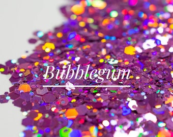 Op de afbeelding: Een close-up van iriserende paarse glitter met een regenboogkleurige glans. De glitter is gelabeld met "Bubblegum".