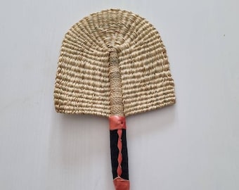 Abanico de rafia hecho a mano: accesorio refrescante tejido en beige