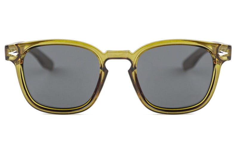 Op de afbeelding: Olijfgroene zonnebril met donkergrijze glazen. De monturen zijn vierkant met afgeronde randen en een sleutelgatbrug. De veren zijn donkerder bruin. De zonnebril heeft een klassieke, retro stijl.