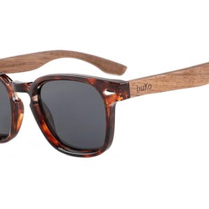 Byron-zonnebril van BUKO met houten armen en UV400 gepolariseerde lenzen Fire