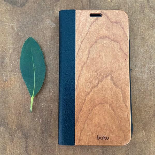 Flip-Case aus Holz für iPhone und Samsung Wallet