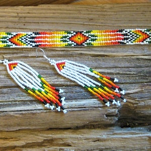 Hantverksmässigt CHOKER- OCH ÖRHÄNGENSHALSBAND, vävda glaspärlor, design med sydvästra infödda gudars öga. Justerbar till 17 tum. Boho chic.