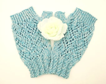 Hand-knitted arm warmers made of soft merino wool with thumb hole in light turquoise/light blue mottled with ajour pattern