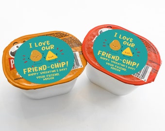 以下が含まれることがあります： 「I Love Our Friend-Chip! Happy Valentine's Day! Your Friend, Mason」と書かれたターコイズ色のステッカーが付いた、2つの小さなプリングルスのポテトチップスの容器。片方の容器はオレンジ色、もう片方は赤色です。