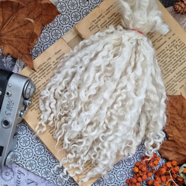 Serrures Teeswater blanchies/ 8-9' de longueur/ laine douce teinte à la main/ Cheveux de poupée/ Poupée d’art/ Blythe/ Poupée BJD/ filature