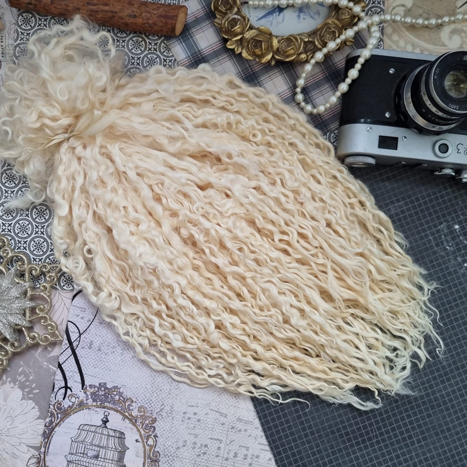 Perruque Pour Poupée T6 (27cm) – 100% Cheveux Naturels Bouclés – Georgette Bravot France