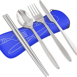 Puede incluir: Un estuche de viaje azul con un tenedor, cuchillo, cuchara y palillos de plata. Los cubiertos son de acero inoxidable.