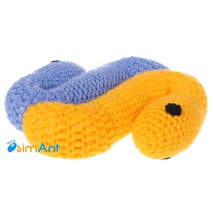 Peut inclure: Un serpent en crochet jouet avec un corps jaune et bleu et des yeux noirs.