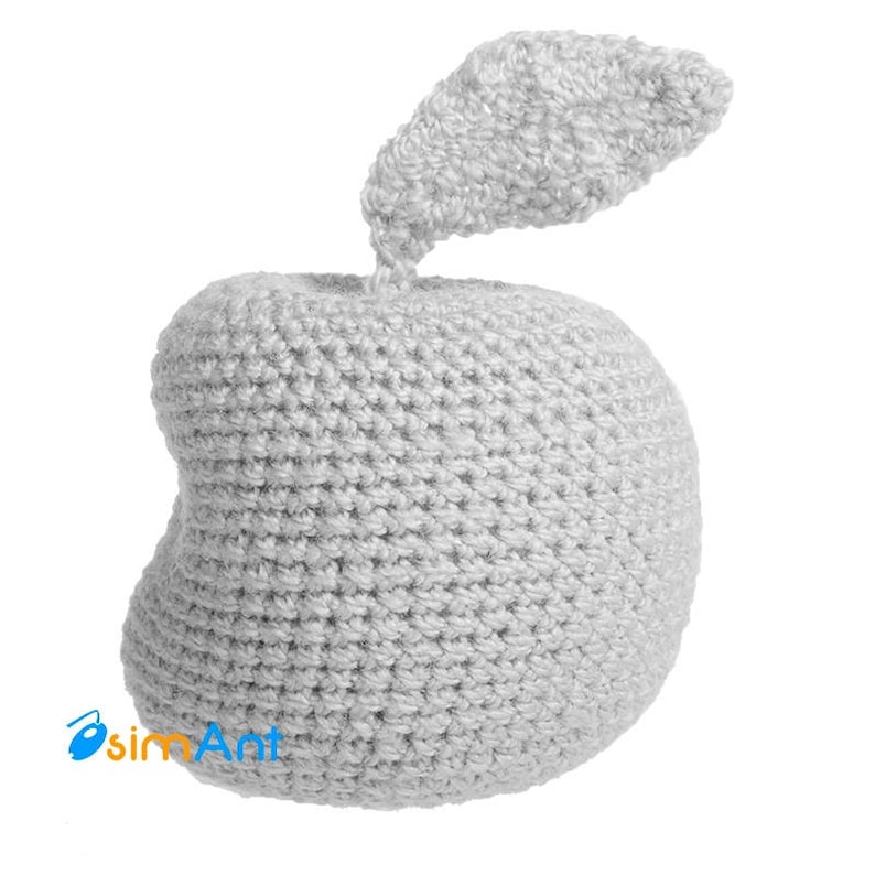 Op de afbeelding: Een grijs gebreid appel speelgoed met een steel en blad. De appel is gemaakt van zacht garen en is perfect voor een baby of peuter.