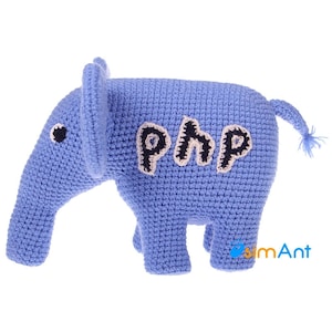 Puede incluir: Un elefante de peluche azul tejido a crochet con la palabra "PHP" bordada en su espalda.