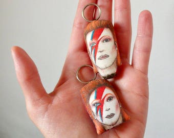 Porte-clés textile, David Bowie doll, illustration sur tissu, peint sur tissu de récup - Un radis m'a dit -