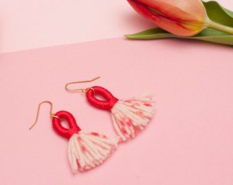Mini boucles d'oreilles pampilles roses et rouges Pavlova, boucles d'oreilles pompons faites main, boucles d'oreilles roses et rouges