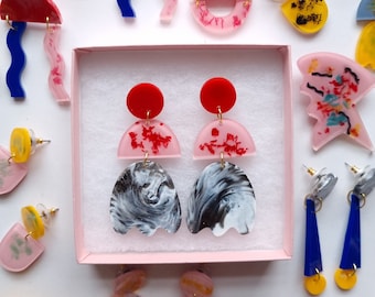 Boucles d’oreilles Lila Rose et Rouge, Boucles d’oreilles durables Eco Resin, Boucles d’oreilles Abstract Statement