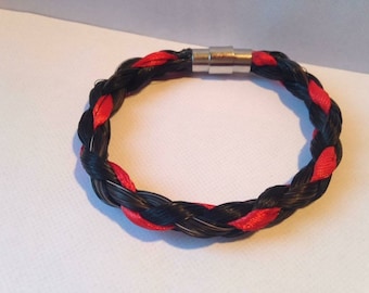 Bracelet en crins de cheval avec fils colorés fermoir aimant