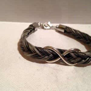 Bracelet en crins de cheval avec un signe infini enfilé image 2