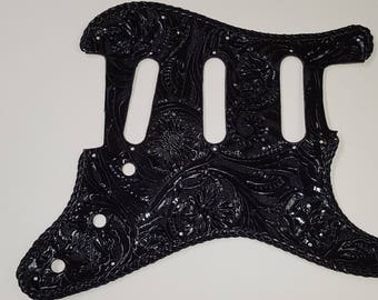 Golpeador de cuero para guitarra Stratacaster, hecho a mano, de cuero, New Music "Floral Riffs", negro, con cordones negros.