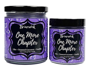 Puede incluir: Dos velas en tarro de cristal con tapas negras. Las etiquetas son moradas con un marco negro y el texto "Briarwick One More Chapter". La fragancia es "Ube + Coco tostado + Vainilla". La vela más grande es de 226 g, y la más pequeña es de 113 g.