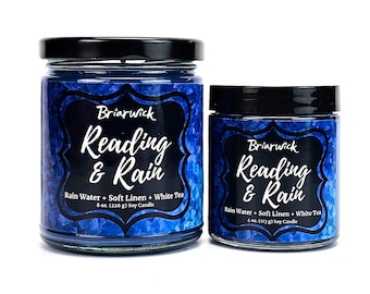 Può includere: Due candele di soia blu con coperchi ed etichette neri. La candela più grande è da 8 once e quella più piccola da 4 once. Entrambe le candele hanno la stessa etichetta con il testo "Briarwick Reading & Rain" e "Rain Water + Soft Linen + White Tea".