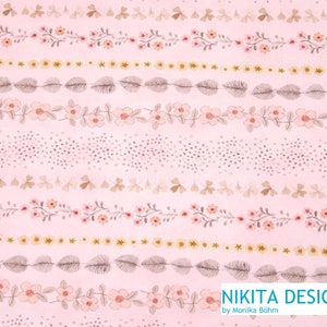 Könnte beinhalten: Rosa Stoff mit einem sich wiederholenden Muster aus Blumenspitzen, Blättern und Punkten. Der Stoff hat einen dezenten Aquarelleffekt. Der Text "NIKITA DESIGN by Monika Böhm" ist unten auf dem Stoff gedruckt.