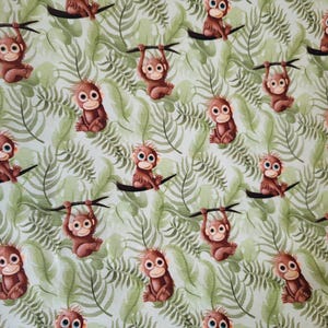 Könnte beinhalten: Stoff mit einem sich wiederholenden Muster aus Cartoon-Orang-Utans vor einem Hintergrund aus grünen und weißen tropischen Blättern. Die Wörter "jungle fun" und "mrs mint design" sind auf der linken Seite des Stoffes aufgedruckt.