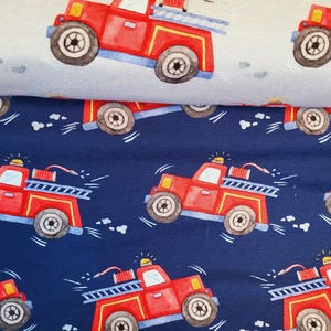 Sweat "Fire Truck" Feuerwehr, Feuerwehrauto, Lösch Fahrzeug, Leiterwagen, rot auf blau mit Applis am Rand, Hilco Ökotex DIN EN 71-3