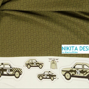 Könnte beinhalten: Grüner Stoff mit einem gewebten Muster. Der Stoff zeigt ein Design mit drei Cartoon-Rennwagen mit den Nummern 26 und 82. Der Text "NIKITA DESIGN by Monika Bühm" und "CREATE YOUR OWN" ist ebenfalls im Design enthalten.