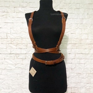 Leather woman harness. 3 turns.