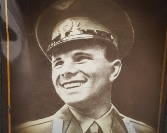 Tarjeta fotográfica vintage de Yuri Gagarin. Raro retrato retro de la era de la carrera espacial. Fotografía coleccionable en blanco y negro del primer cosmonauta astronauta. Regalo único.