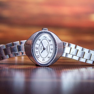 Luch Uhr Vintage Mechanische Uhr für Damen Original Retro Uhr Geschenk für Sie Guter funktionierender Zustand 1970er Jahre