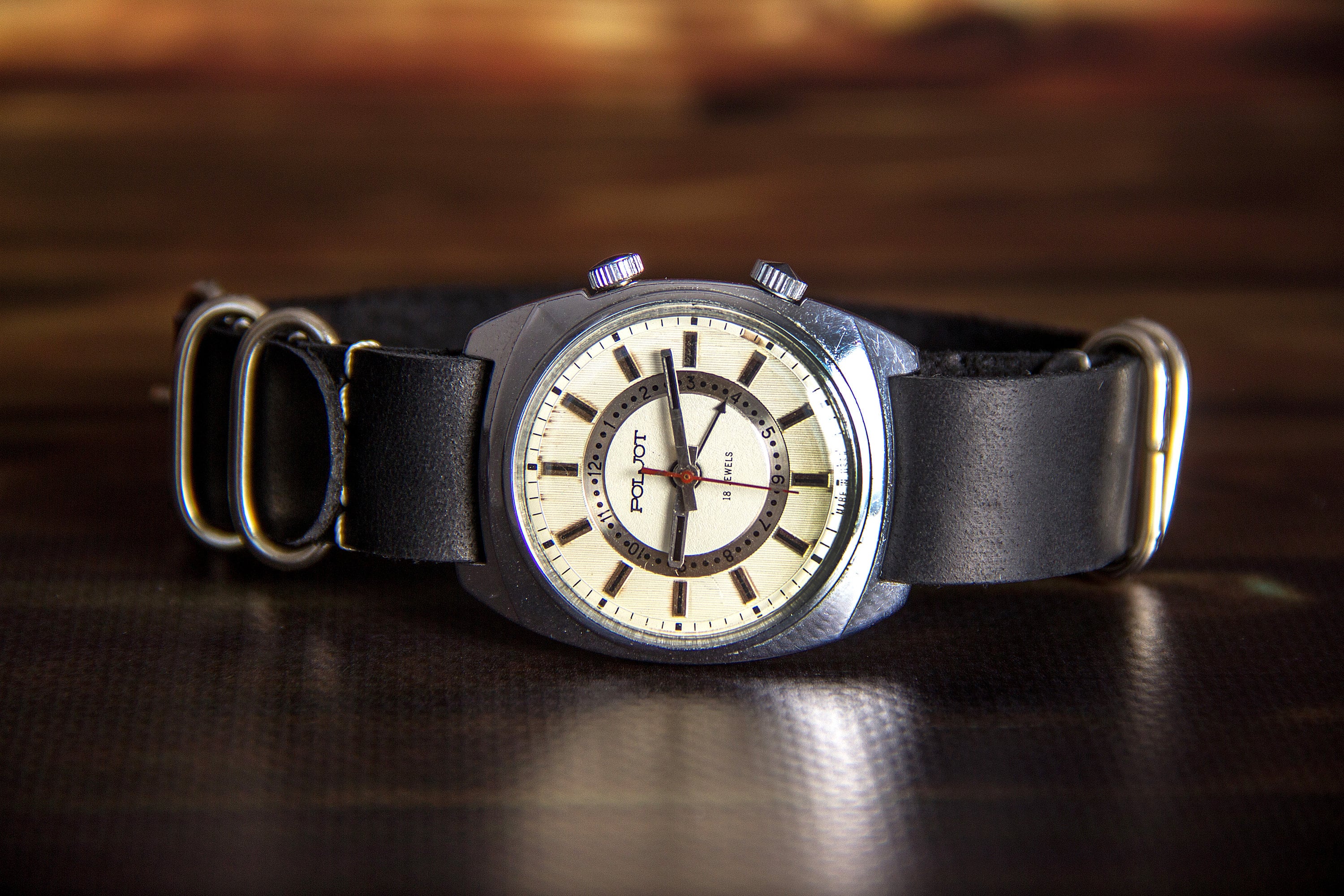 Montre Bracelet Poljot Signal Mécanique - Calibre 2612 - Boîtier Acier Tonneau - Cadran Blanc, Bracelet Rouge
