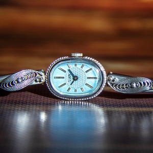 Zegarek Luch Vintage Damski zegarek mechaniczny Oryginalny zegarek retro Prezent dla niej Dobry stan techniczny Lata 80-90 Wygląd na zdjęciu