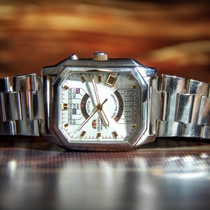 Orient College Mehrjahreskalender Japan Uhr Vintage Mechanische Uhr Original Seltene Uhr Geschenk für Ihn Funktionierender Zustand 1980er Jahre