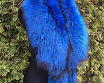 Collier en fourrure de renard argenté 43' (110 cm) étole de fourrure Saga en queues de couleur bleue comme bracelets