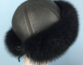 Chapeau à roulettes en fourrure de renard naturel avec cuir, chapeau Saga Furs en noir. Qualité supérieure