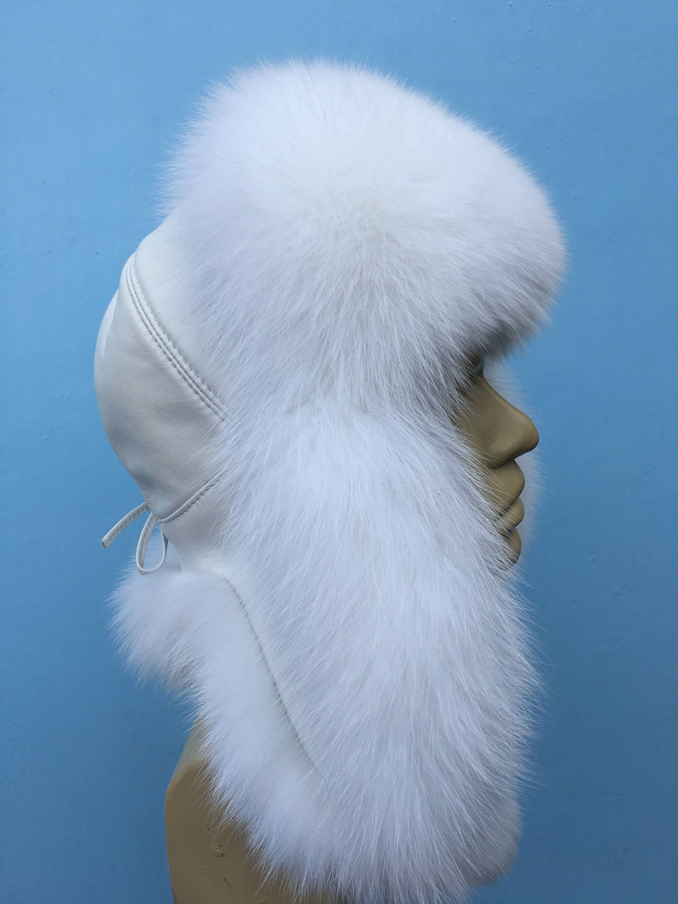 Accessori Cappelli e berretti Cappelli invernali Saga Furs Cappello ushanka in pelliccia di volpe bianca pura con top in pelle bianca con clip 