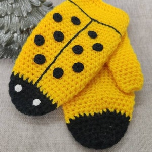 Women&#39;s yellow wool gloves