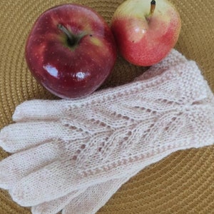 Women&#39;s winter light pink wool gloves
