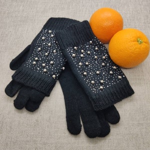 Ensemble de mitaines noires en maille : détail de perles de verre