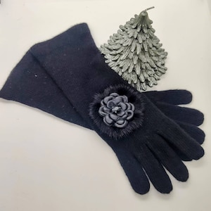 Schwarze gestrickte Wollhandschuhe mit Leder/Fell Brosche (nur eine Brosche)