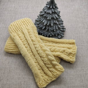 Gestrickte beige Armstulpen/ fingerlose Handschuhe