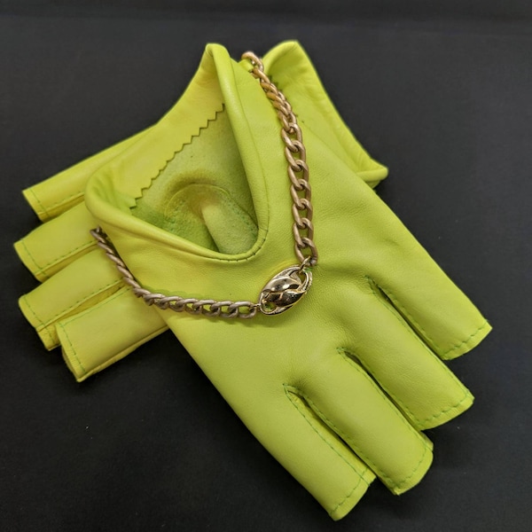 Gants d’été en cuir vert fluo pour femmes Sans doigts avec chaîne Star Hollow Gloves Party Show Mitaines à demi-doigts respirants pour femmes